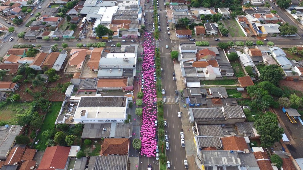 Caminhada sobre a prevenÃ§Ã£o ao cÃ¢ncer de mama em Costa Rica (MS). â Foto: Gian Couto/ReproduÃ§Ã£o
