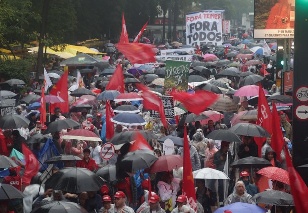 Manifestantes fazem um protesto na Avenida Paulista contra o governo Michel Temer e pedindo eleições diretas (Foto: Paulo Pinto/AGPT)