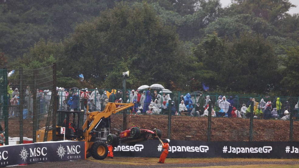 Direção de prova enviou trator para remover Ferrari de Carlos Sainz no GP do Japão antes dos carros deixarem a pista — Foto: Bryn Lennon - Formula 1/Formula 1 via Getty Images