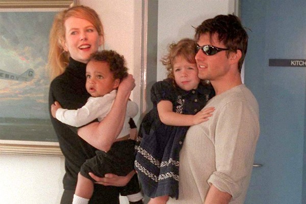 Nicole Kidman e Tom Cruise apresentando os filhos adotados Connor e Isabella em Sydney, Austrália, em janeiro de 1996. (Foto: Getty Images)