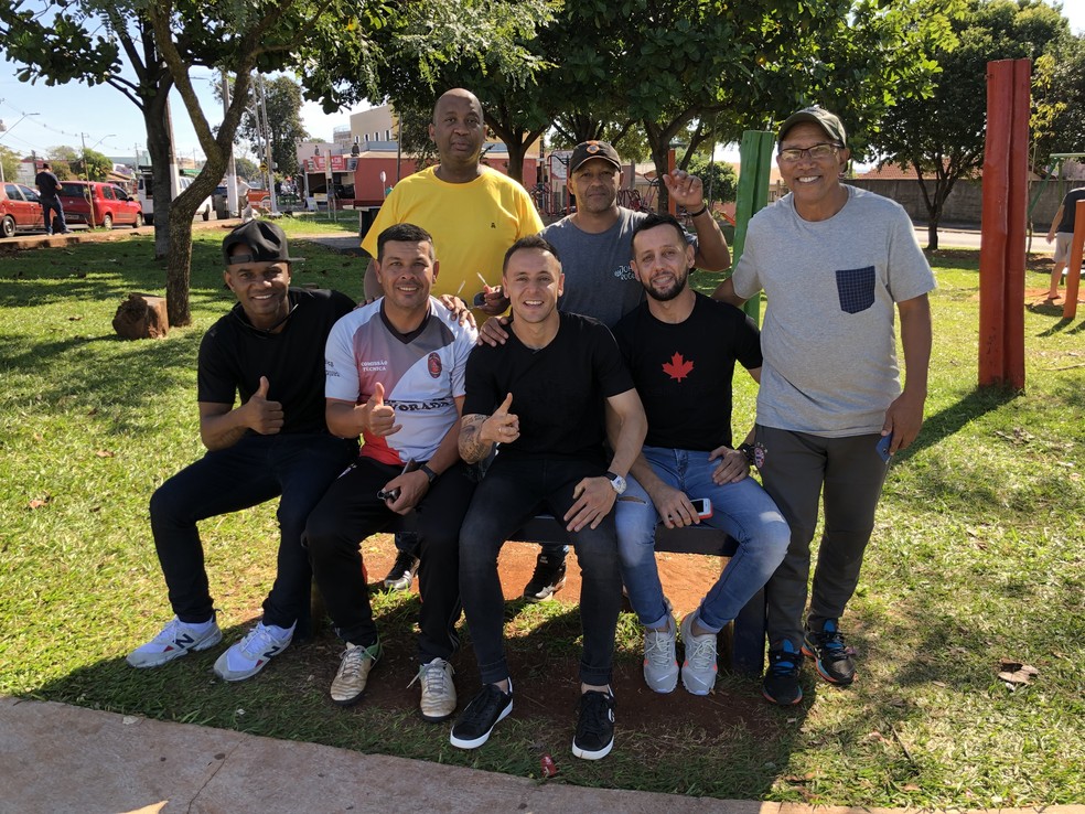 Rafinha não esquece as origens e sempre que pode está junto dos amigos — Foto: Ivan Raupp
