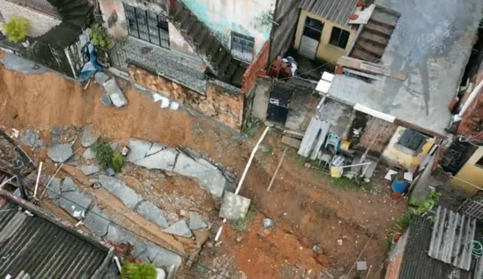 Queda de muro causa deslizamento de terra e interdita casas em Salvador; 20 casas são evacuadas — Foto: Reprodução/TV Bahia