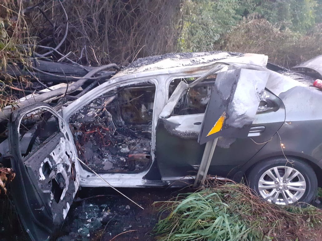 Homem fica ferido após carro capotar e pegar fogo na BR-472, em Santa Rosa