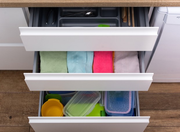 A premissa para organizar gavetas é elencar quais itens você usa com mais frequência para deixá-los mais acessíveis (Foto: Freepik / chandlervid85 / CreativeCommons)