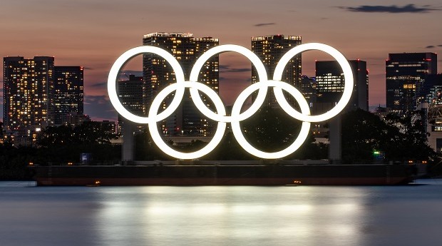 Olimpíadas 2021: anéis olímpicos na Baía de Tóquio (Foto: Sergei Bobylev\TASS via Getty Images)