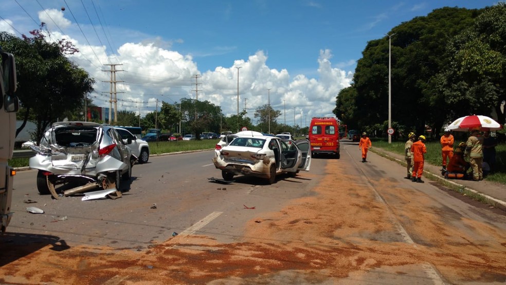 Parte da EPNB foi interditada após acidente envolvendo um caminhão e 5 carros, no DF — Foto: Corpo de Bombeiros/ Divulgação