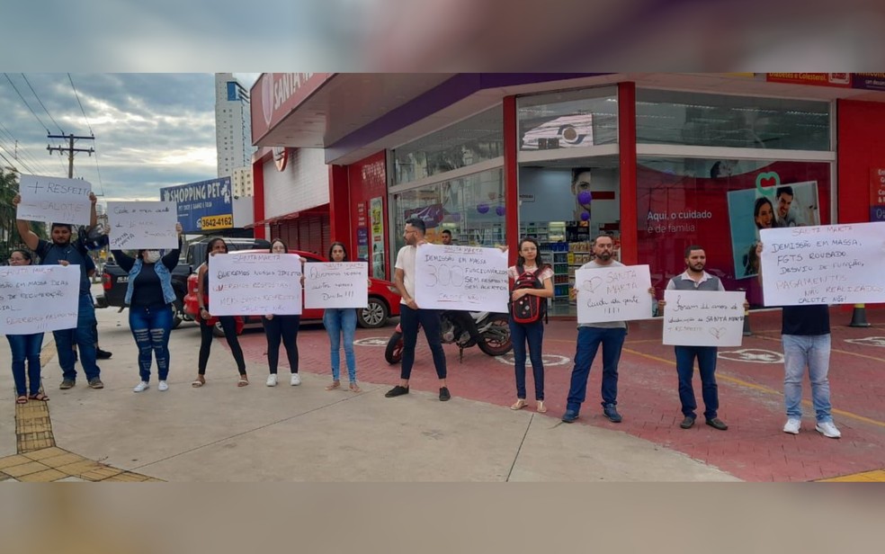 Funcionários fazem manifestação na porta da Santa Marta após demissões, em Goiânia, Goiás — Foto: Reprodução/Redes sociais