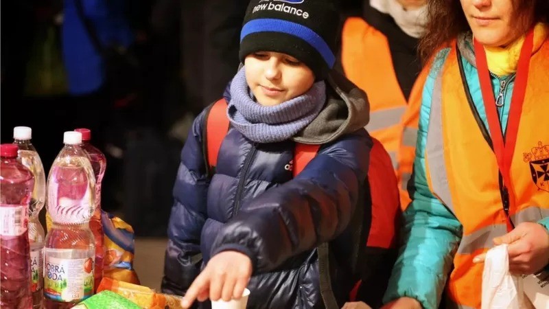 Hassan recebeu comida e auxílio por voluntários e seus parentes quando chegou a Bratislava (Foto: GOVERNO DA ESLOVÁQUIA via BBC)