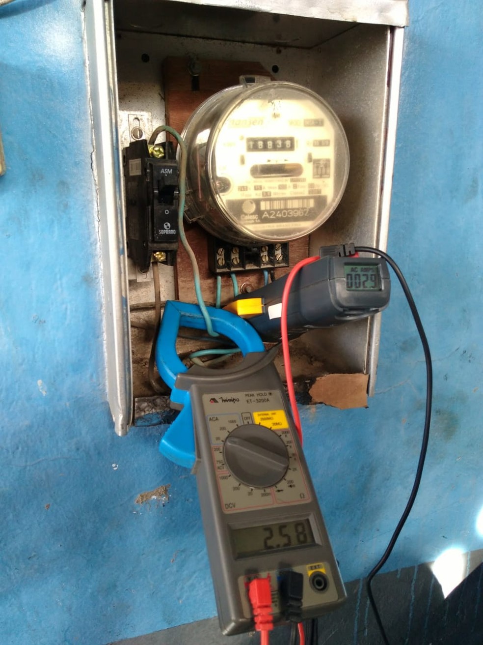 Homem foi preso suspeito de furto de energia — Foto: Polícia Civil/Divulgação