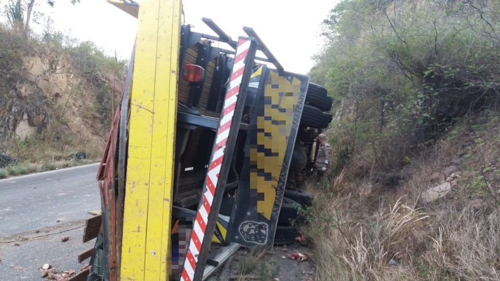  Veículo tombou no acostamento e causou bloqueios no trânsito — Foto: Polícia Rodoviária Federal/Divulgação