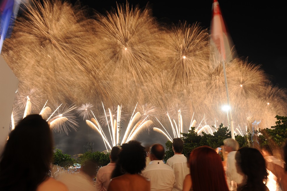Público assiste queima de fogos de artifício na varanda do Copacabana Palace — Foto: Divulgação/ Copacabana Palace