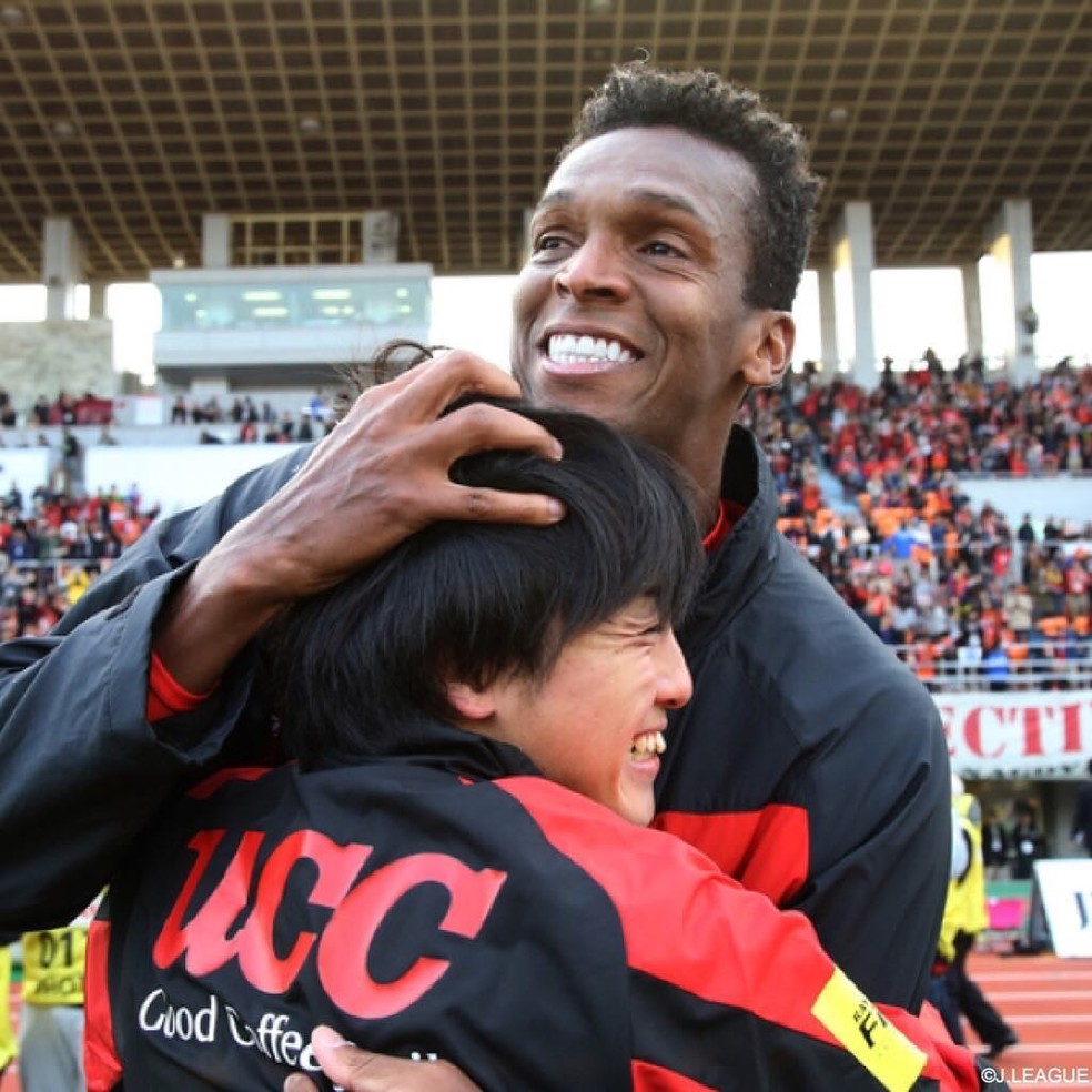 Jô comemora salvação do Nagoya Grampus do rebaixamento no Campeonato Japonês — Foto: Reprodução de Instagram