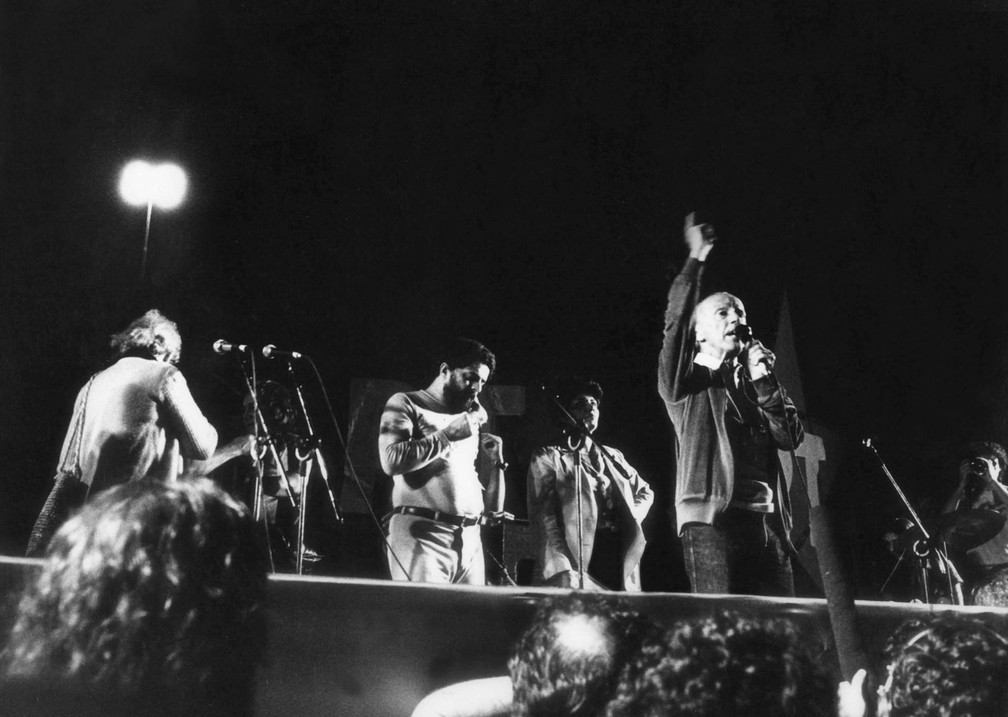 Hlio Bicudo discursa em comcio do Partido dos Trabalhadores (PT), que reuniu 70 mil pessoas em frente ao estdio do Pacaembu, em So Paulo, em novembro de 1982 (Foto: Luiz Gevaerd/Estado Contedo/Arquivo)