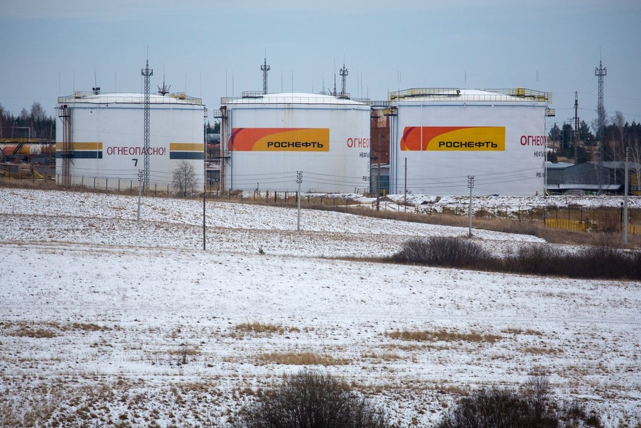 Tanques de armazenamento de óleo em um campo petrolífero da Rosneft na Rússia