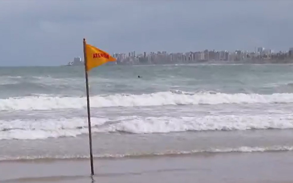 Ventos fortes e mar agitado no domingo, na praia de Piatã, em Salvador — Foto: Reprodução/TV Bahia