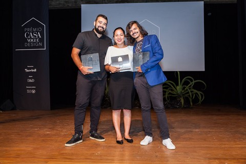 Os designers Felipe Vargas, Flávia Araujo e Fernando Fernandes, do Fstudio, recebem o prêmio pela categoria Mobiliário