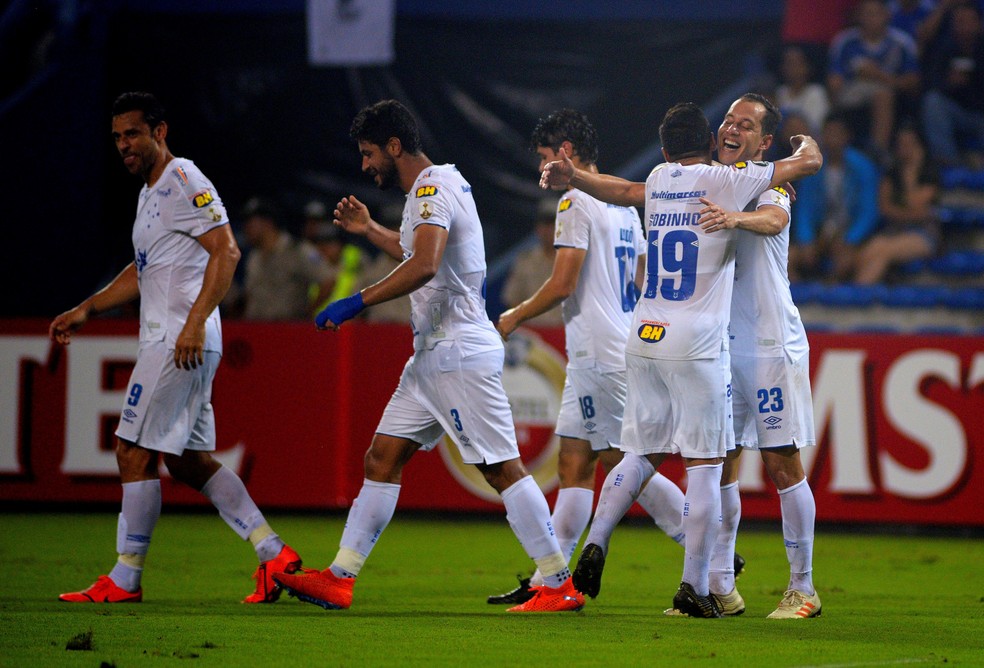 Jogadores do Cruzeiro comemoram o gol contra o Emelec â Foto: EFE/ Marcos Pin