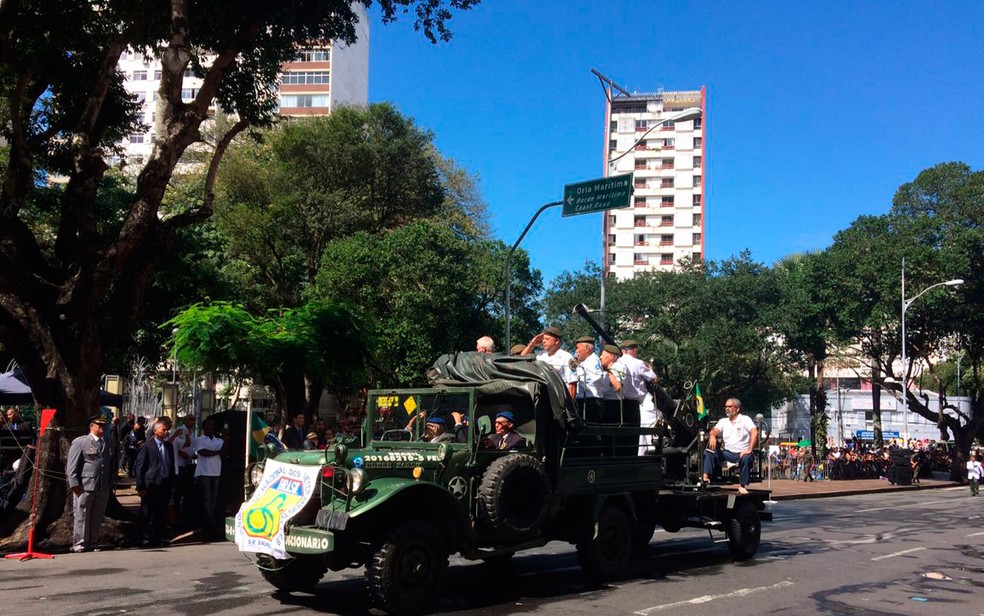Veteranos do exército desfilam em Salvador (Foto: Henrique Mendes/G1)