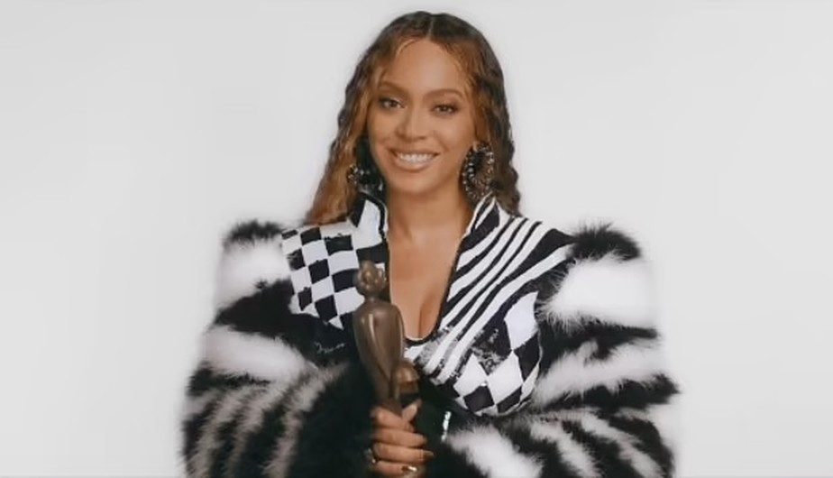 Beyoncé em vídeo gravado para agradecer pelos prêmios recebidos no Brit Awards