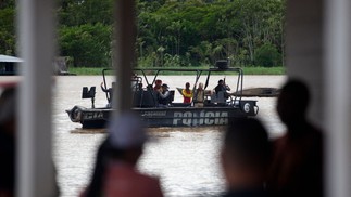 Barco com policiais e bombeiros partem para o trabalho de busca do indigenista Bruno Pereira e do jornalista Dom Phillips, no porto da cidade de Atalaia do Norte, Amazonas. — Foto: João LAET / AFP