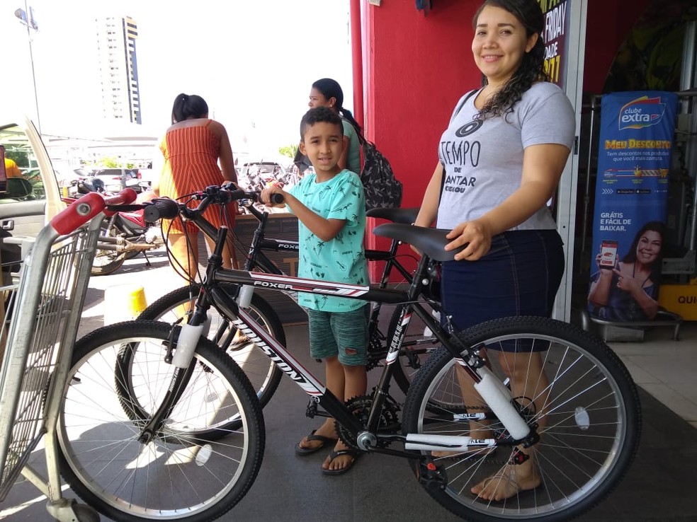 A autônoma garantiu duas bicicletas, uma delas para o filho aniversariante, na Black Friday. — Foto: Glayson Costa/G1