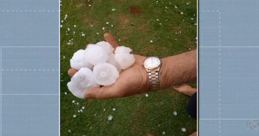 Pato Bragado teve chuva de granizo com grandes pedras de gelo — Foto: Marlena Schimidt