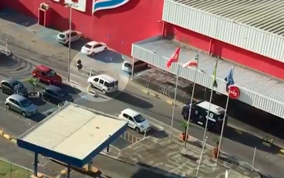 Bandidos correram com malotes pelo estacionamento do supermercado e fugiram em um carro em Salvador â€” Foto: ReproduÃ§Ã£o/TV Bahia