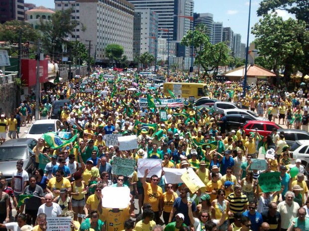 Protesto chega à Beira-Mar de Fortaleza (Foto: Gabriela Alves/G1 CE)