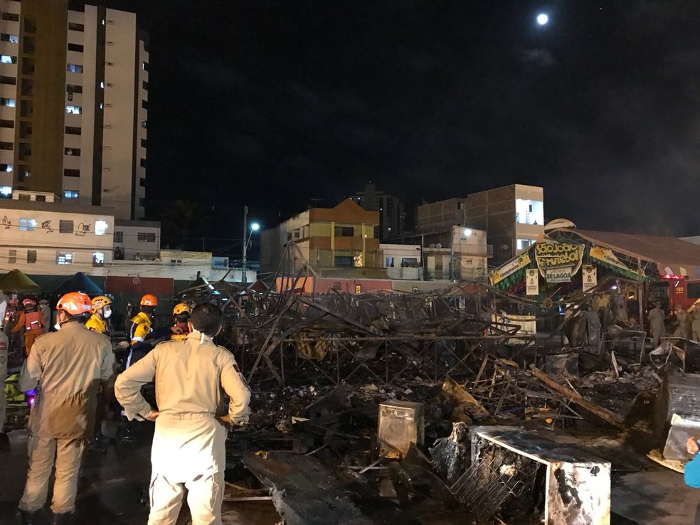 24 barracas e uma palhoças foram atingidas pelo incêndio no Parque do Povo, segundo polícia (Foto: Artur Lira/G1)