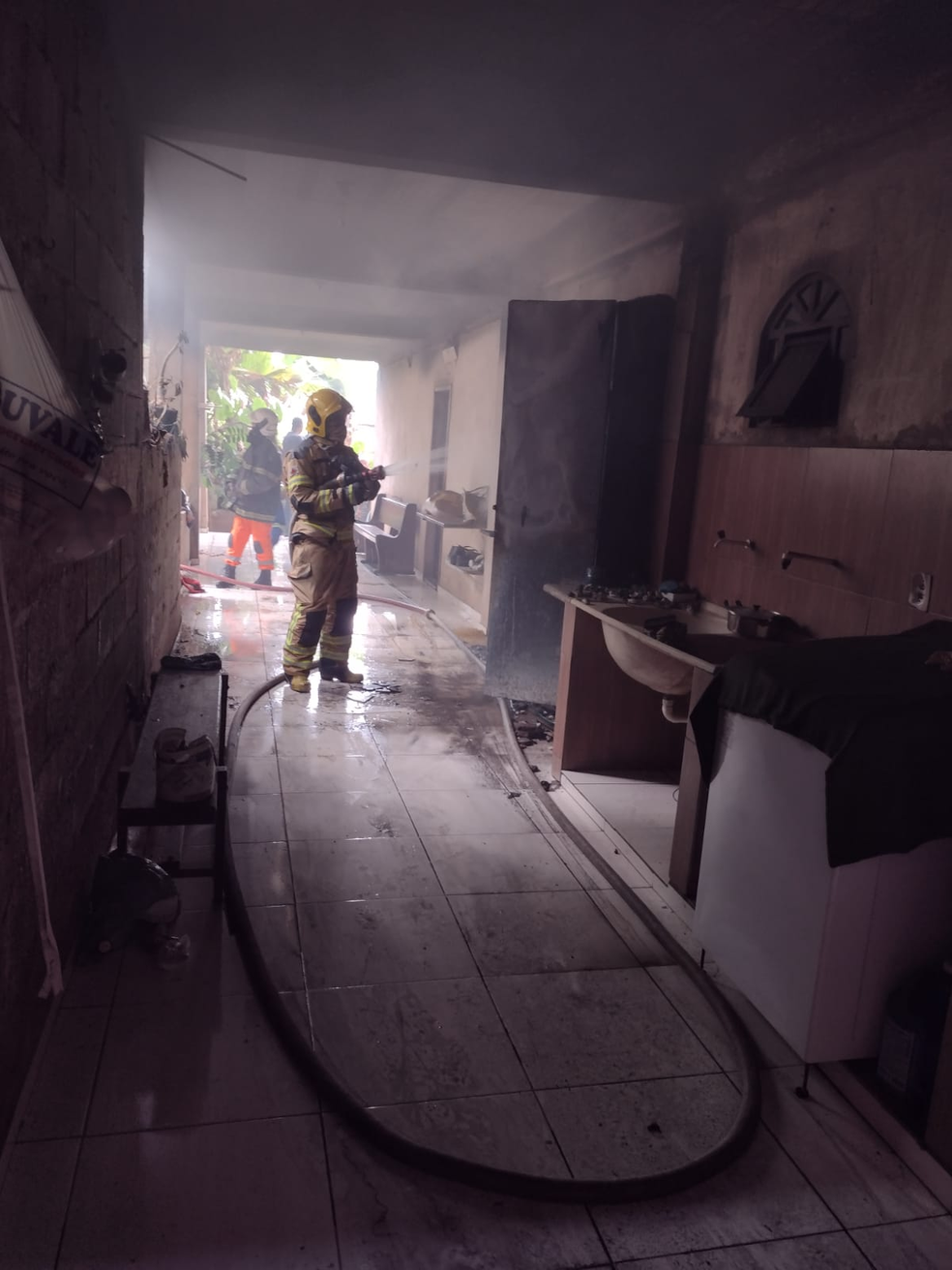 Fogo atingiu três cômodos de casa em Ipatinga — Foto: Corpo de Bombeiros