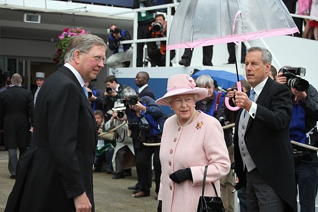 A rainha sempre se vestia impecavelmente com sua marca registrada, uma bolsa (Foto: Wikimedia Commons)