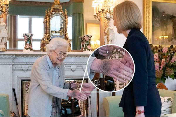 Mão roxa da rainha Elizabeth II preocupa internautas (Foto: Getty Images (com modificações))