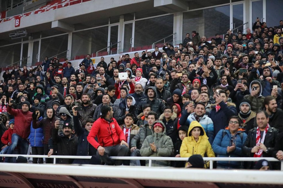 Milhares de torcedores acompanharam a apresentação de Robinho (Foto: Reprodução / Sivasspor)