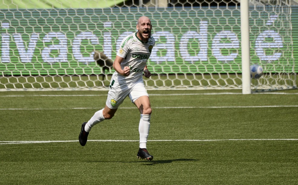 Uillian Correia já defendeu vários clubes na carreira — Foto: Marcos Ribolli