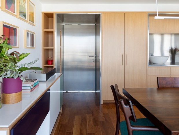 Reforma une dois apartamentos e cria ambientes aconchegantes e funcionais  (Foto: FOTOS JÚLIA RIBEIRO )