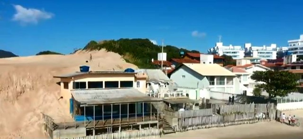 Avanço das dunas no bairro Ingleses, no Norte da Ilha — Foto: Reprodução/ NSC TV