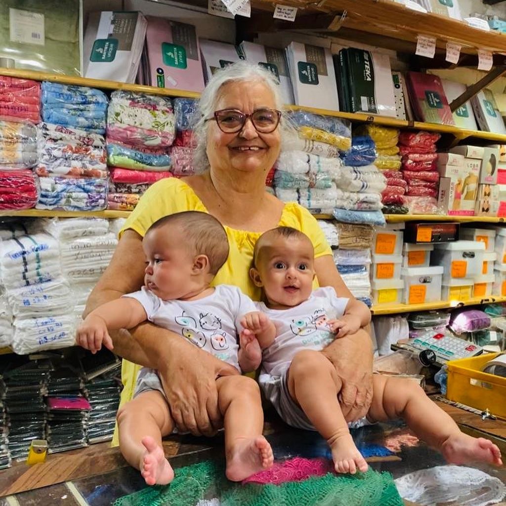 Maria Inês, avó de Nanda Costa, com as bisnetas Tiê e Kim (Foto: Reprodução Instagram)