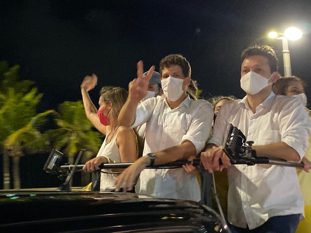 João Campos deixa hotel onde concedeu entrevista coletiva e segue para comitê em carro aberto — Foto: Marina Meireles/G1