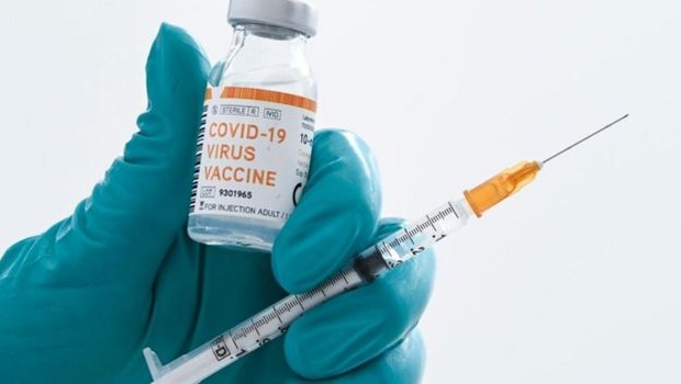 Outro desafio que surgirá quando a vacina contra a covid-19 for desenvolvida é torná-la acessível a todos (Foto: Getty Images)