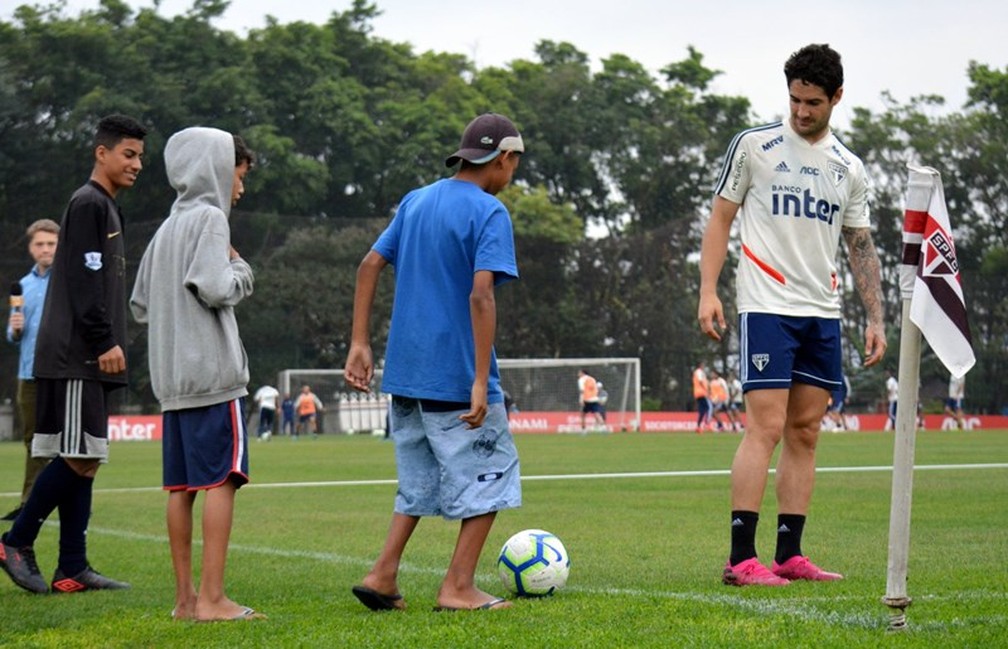 Alexandre Pato brinca com os convidados de Cuca no CT da Barra Funda; Vitor Hugo Ã© o de roupa preta â€” Foto: Ã‰rico Leonan/saopaulofc.net