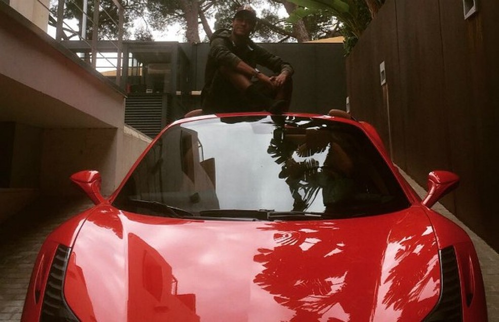 Neymar com sua Ferrari 458 Spider  (Foto: Instagram / @neymarjr) — Foto: Auto Esporte