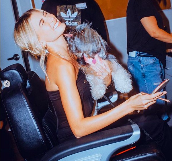 A modelo Hailey Baldwin com o cachorrinho pertencente a ela e ao marido, o músico Justin Bieber (Foto: Instagram)