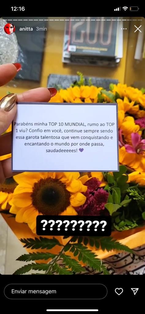 Anitta posta que recebeu flores de admirador secreto  (Foto: Reprodução/Instagram )