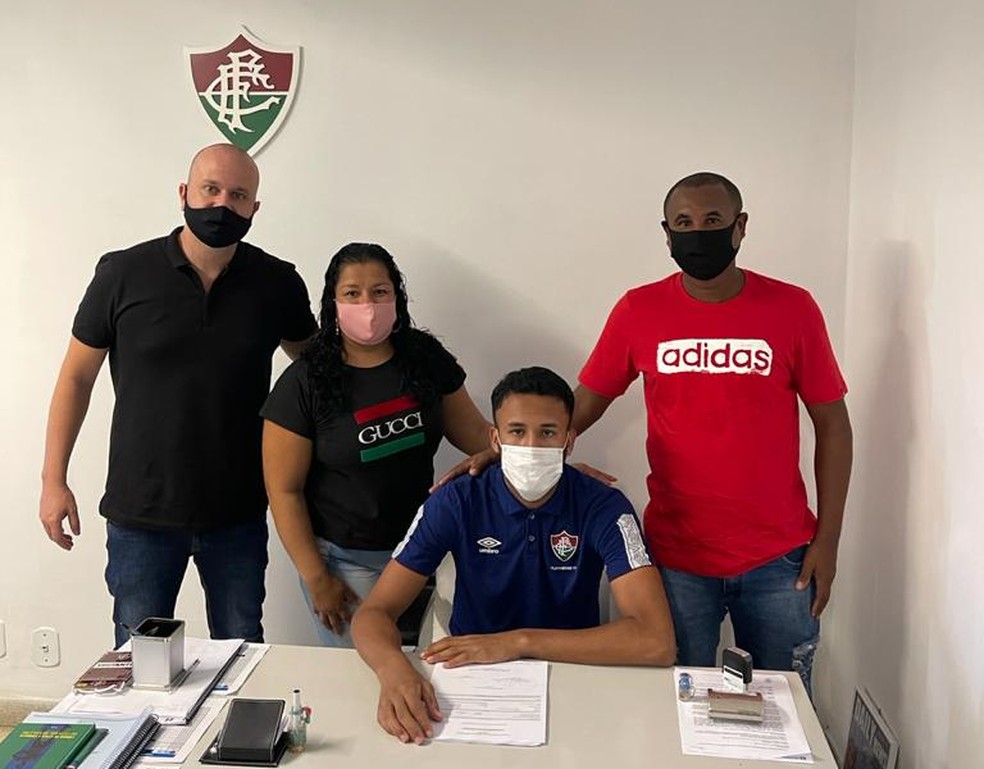 Joilson renova contrato com o Fluminense — Foto: Arquivo pessoal