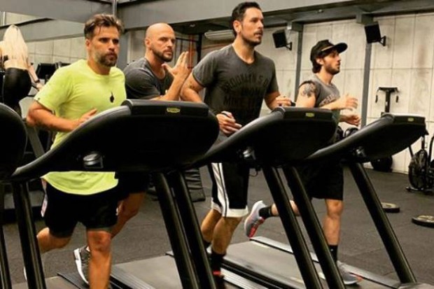 Companheiros de treino em academia: Bruno Gagliasso, João Vicente de Castro e Chay Suede (Foto: Reprodução/Instagram)