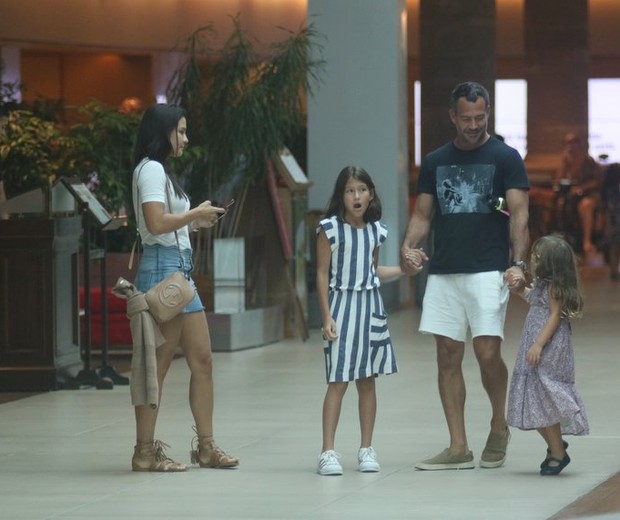 Malvino Salvador passeia em shopping do Rio com a família  (Foto: Derick Abreu / AgNews)