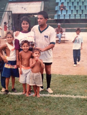 Elsinho, lateral-direito (com 4 anos, na frente do pai), e a família no Estádio Aluizio Ferreira (Foto: Elsinho/Arquivo Pessoal)