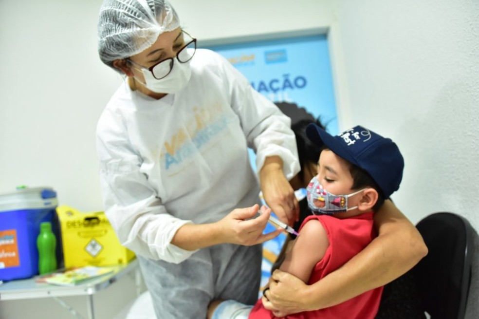 Criança é vacinada com a CoronaVac em Arapiraca, no agreste de Alagoas, em setembro de 2022. — Foto: Ascom/Prefeitura de Arapiraca