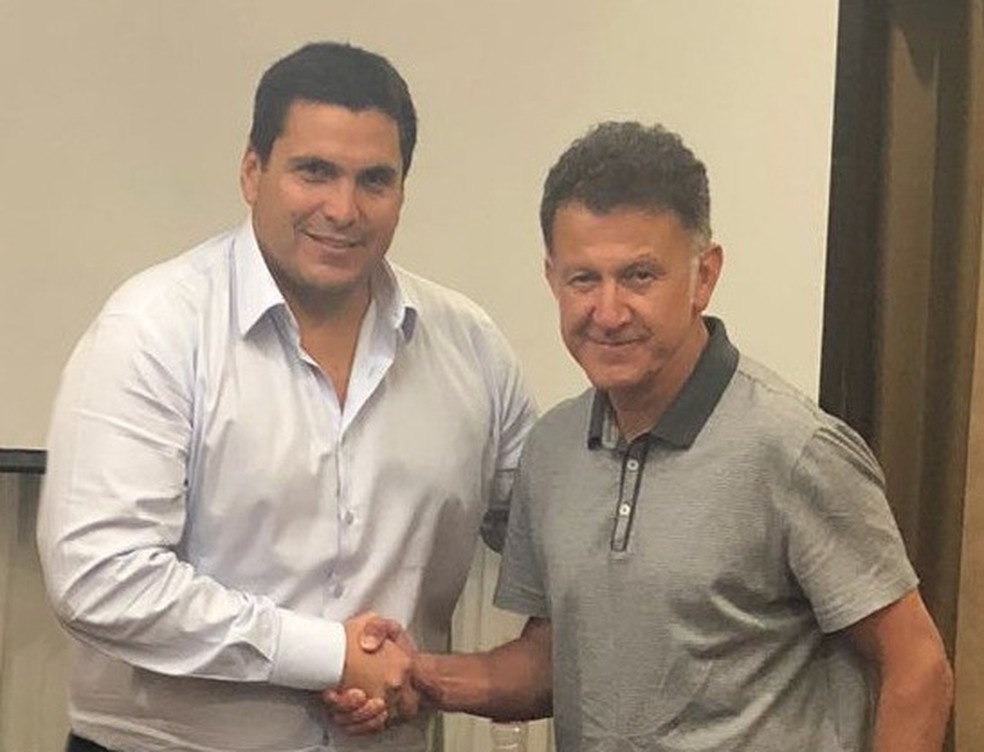Juan Carlos Osorio ao lado de Robert Harrison, presidente da AssociaÃ§Ã£o Paraguaia de Futebol (Foto: ReproduÃ§Ã£o / Site Oficial)