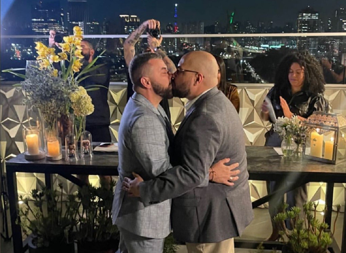Fernando Poli e Tiago Abravanel trocam beijo em cobertura de apartamento após celebração civil de casamento (Foto: Reprodução/Instagram)